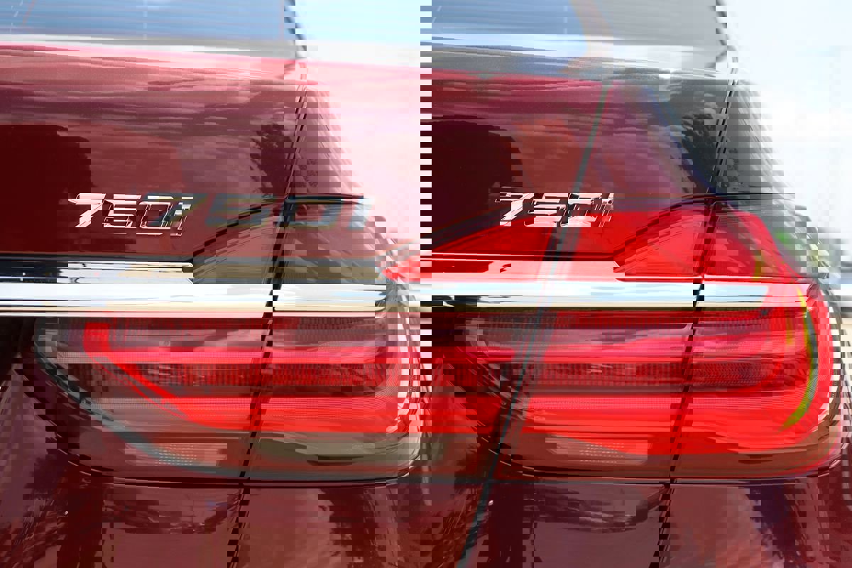 Used 2019 BMW 750i xDrive w/ Luxury Rear Seating Package image 14