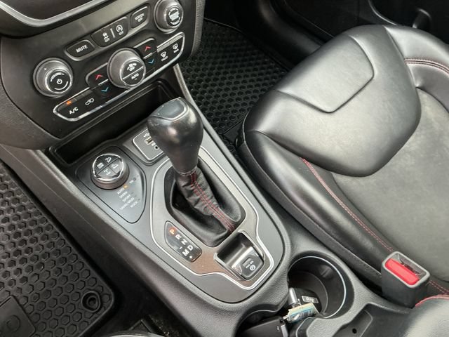 Used 2019 Jeep Cherokee Trailhawk w/ Comfort & Convenience Group AWD/4WD image 18