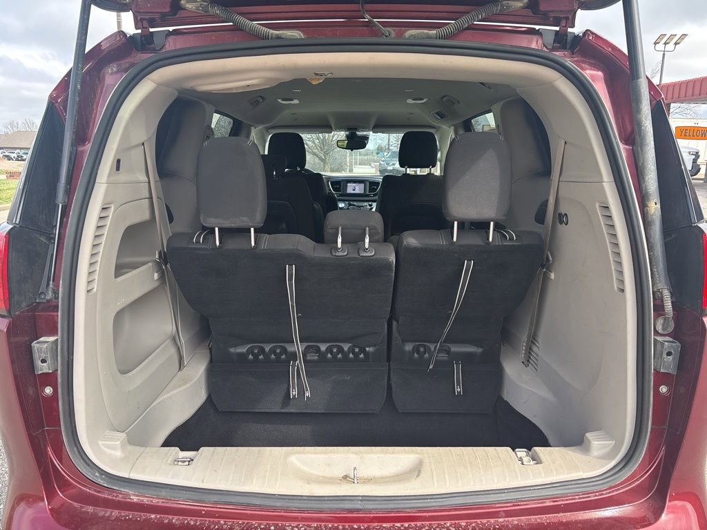 Used 2023 Chrysler Voyager LX image 13