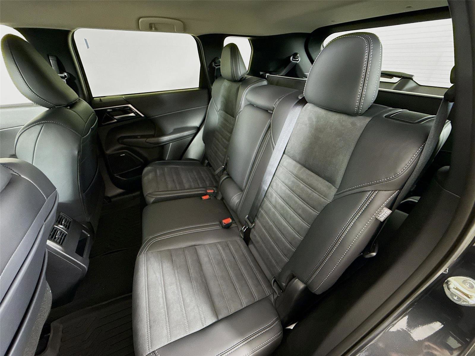 New 2026 Mitsubishi Outlander SE image 24