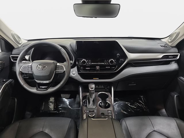 Certified 2024 Toyota Highlander Limited AWD/4WD image 9