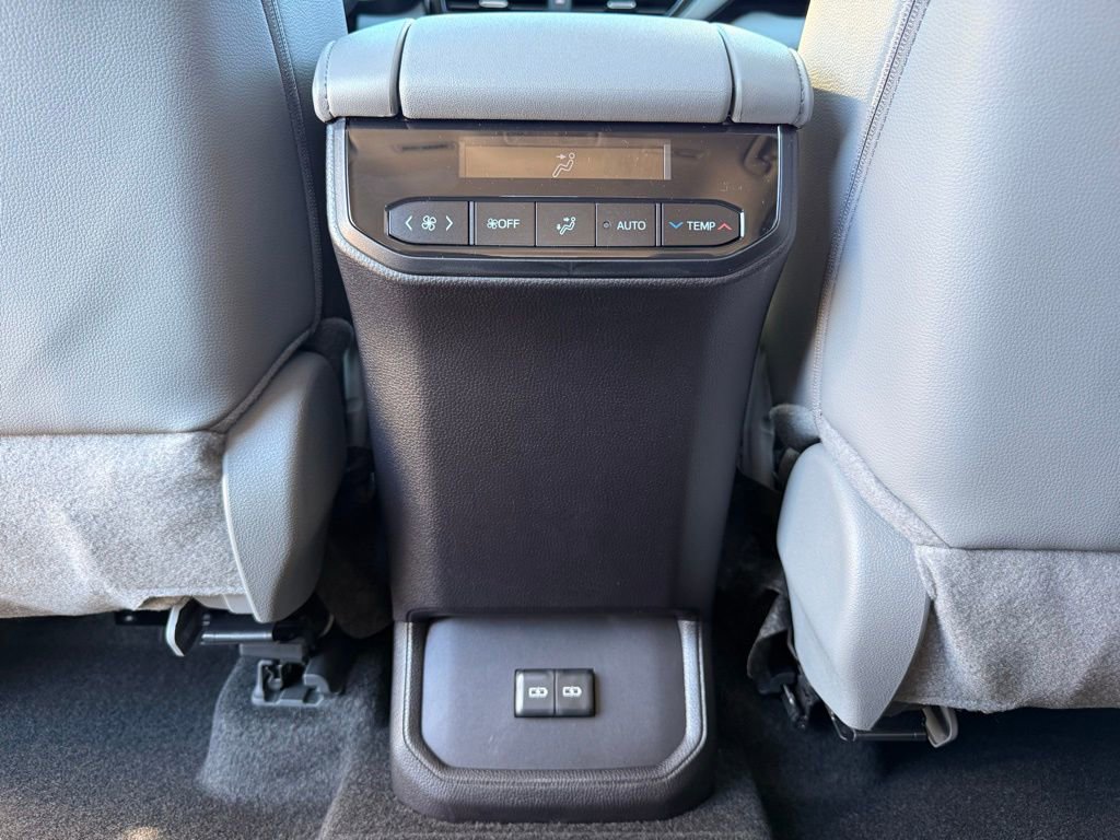 Used 2026 Toyota Highlander XLE image 24
