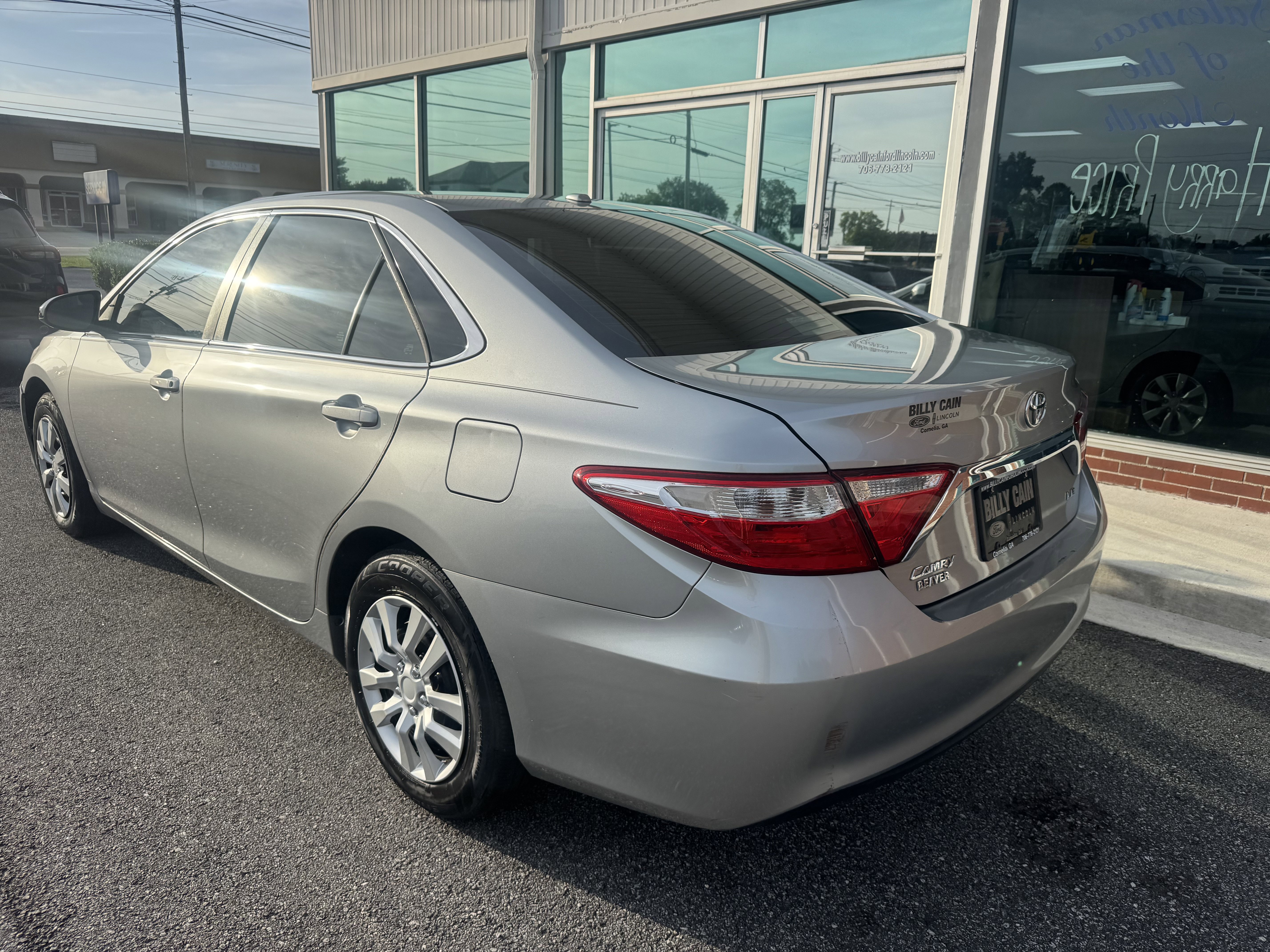 Used 2015 Toyota Camry LE FWD image 2
