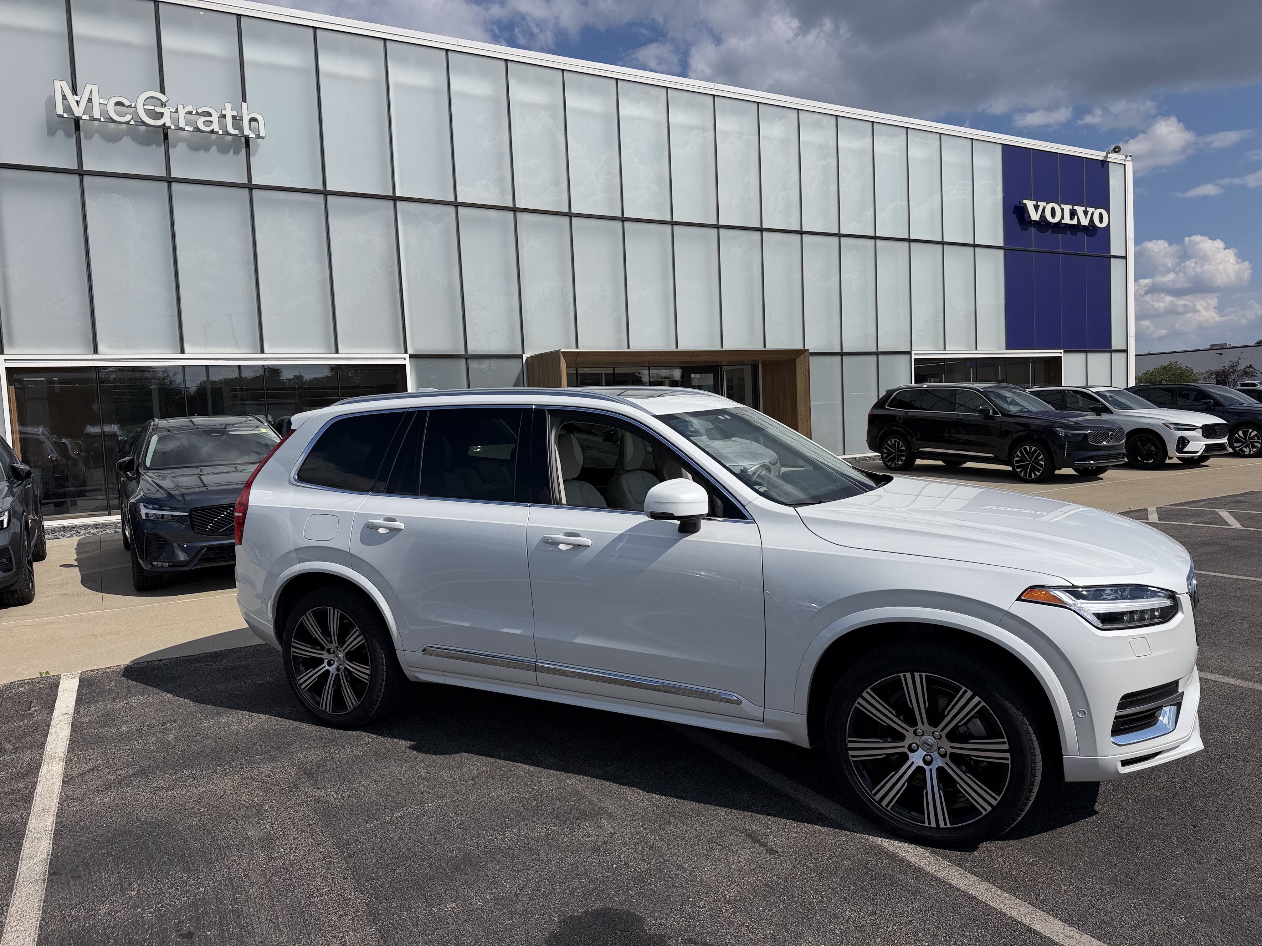 Used 2023 Volvo XC90 T8 Plus w/ Protection Package Premier AWD/4WD image 3
