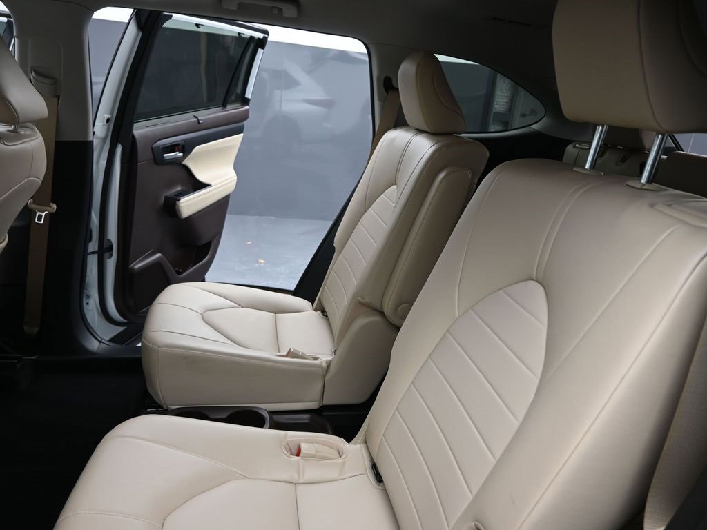 Used 2022 Toyota Highlander XLE image 15