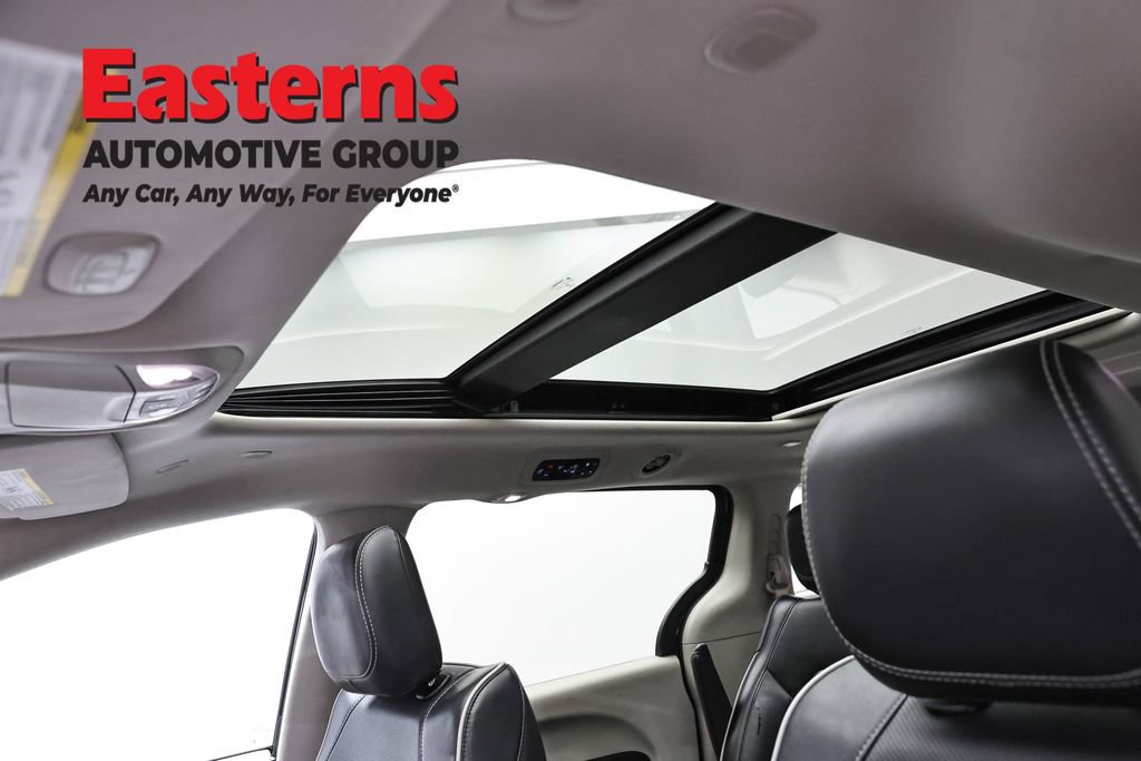 Used 2023 Chrysler Pacifica Limited FWD image 37