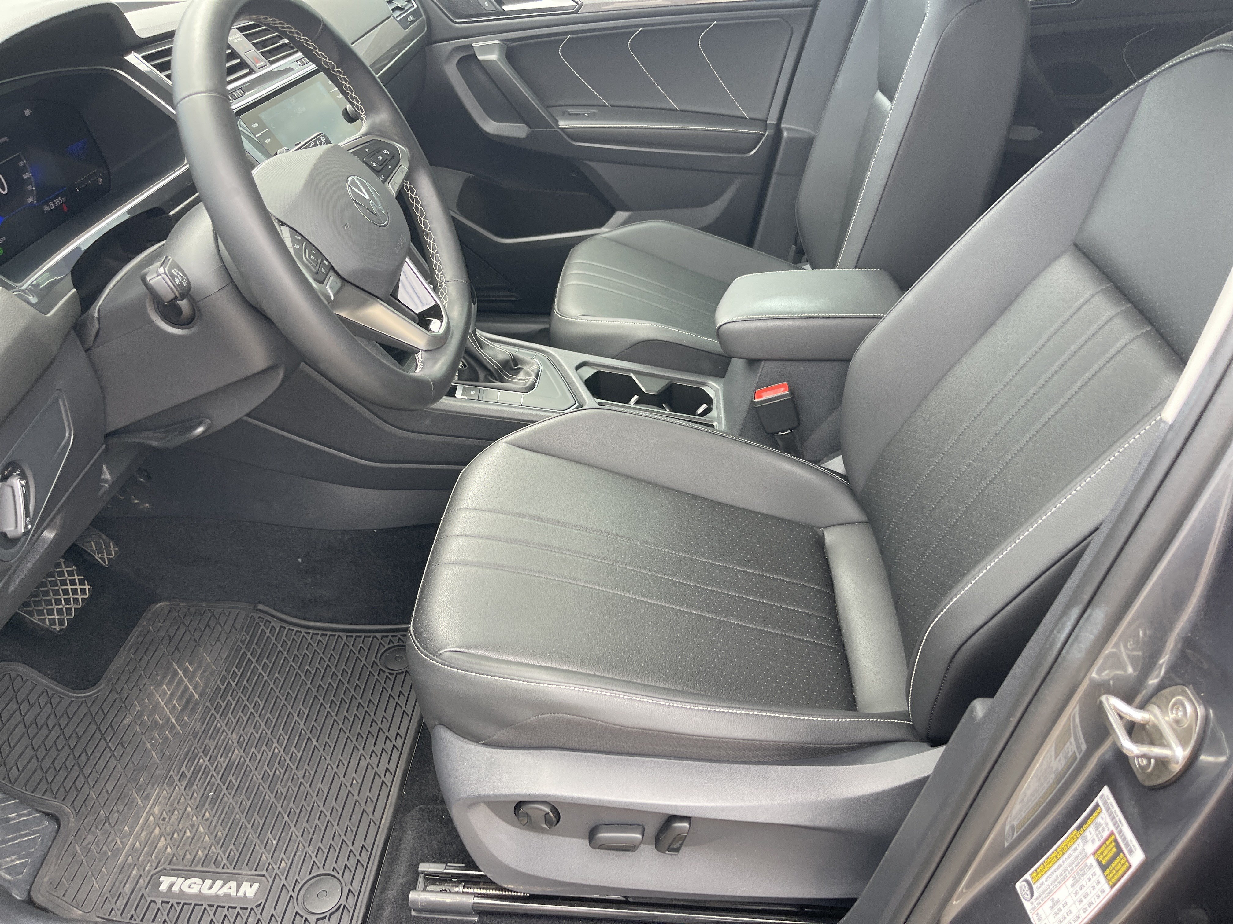 Used 2023 Volkswagen Tiguan SE w/ Panoramic Sunroof Package FWD image 5