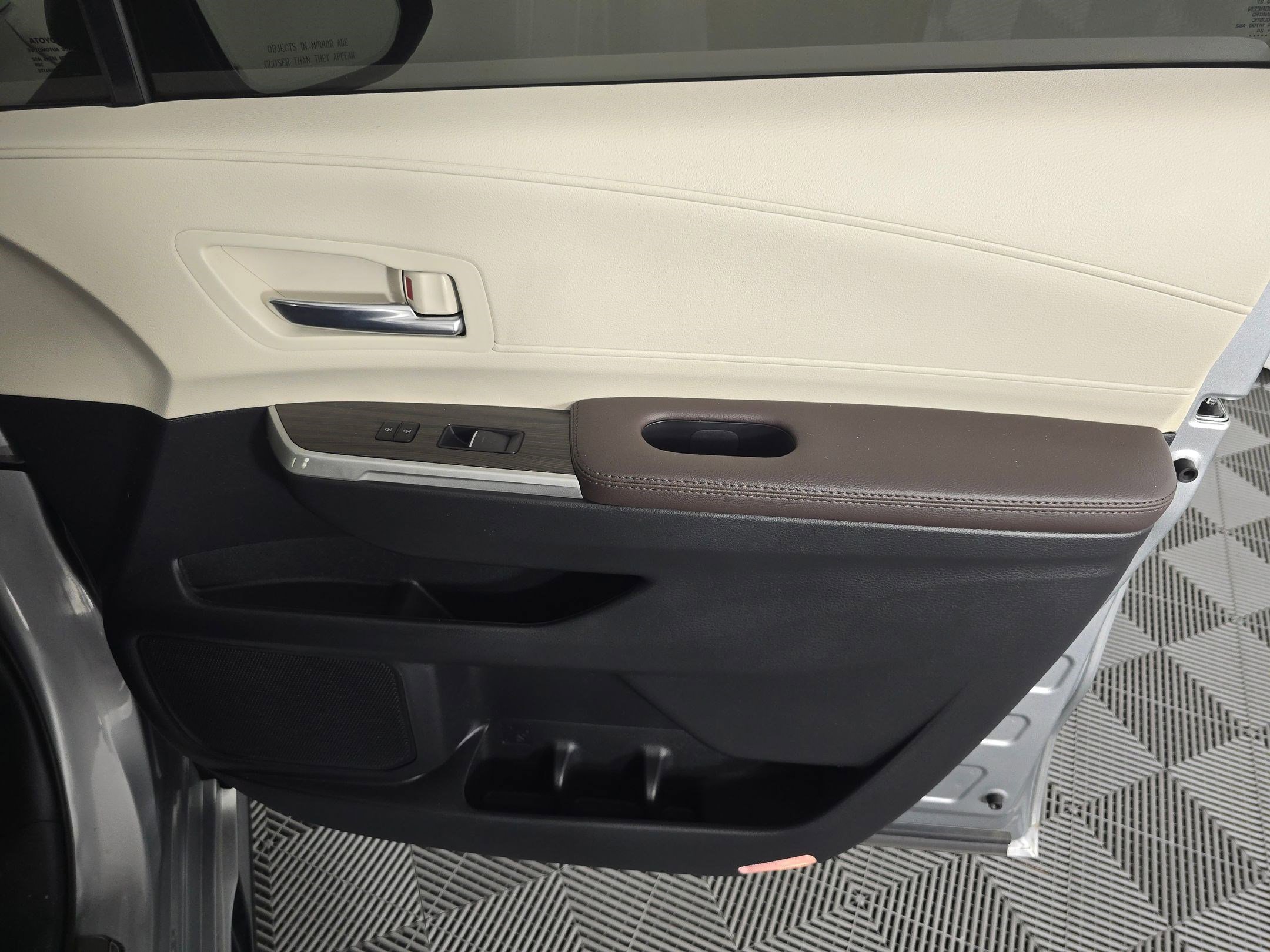 Used 2024 Toyota Sienna Platinum image 22