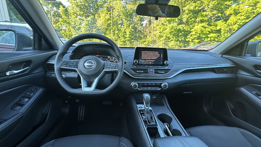 Used 2025 Nissan Altima 2.5 SV FWD image 8