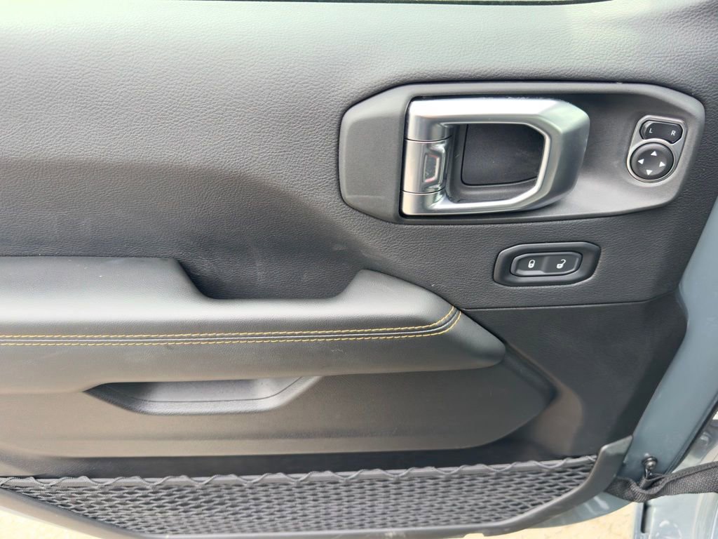 Used 2025 Jeep Wrangler Unlimited Sahara w/ Safety Group image 9