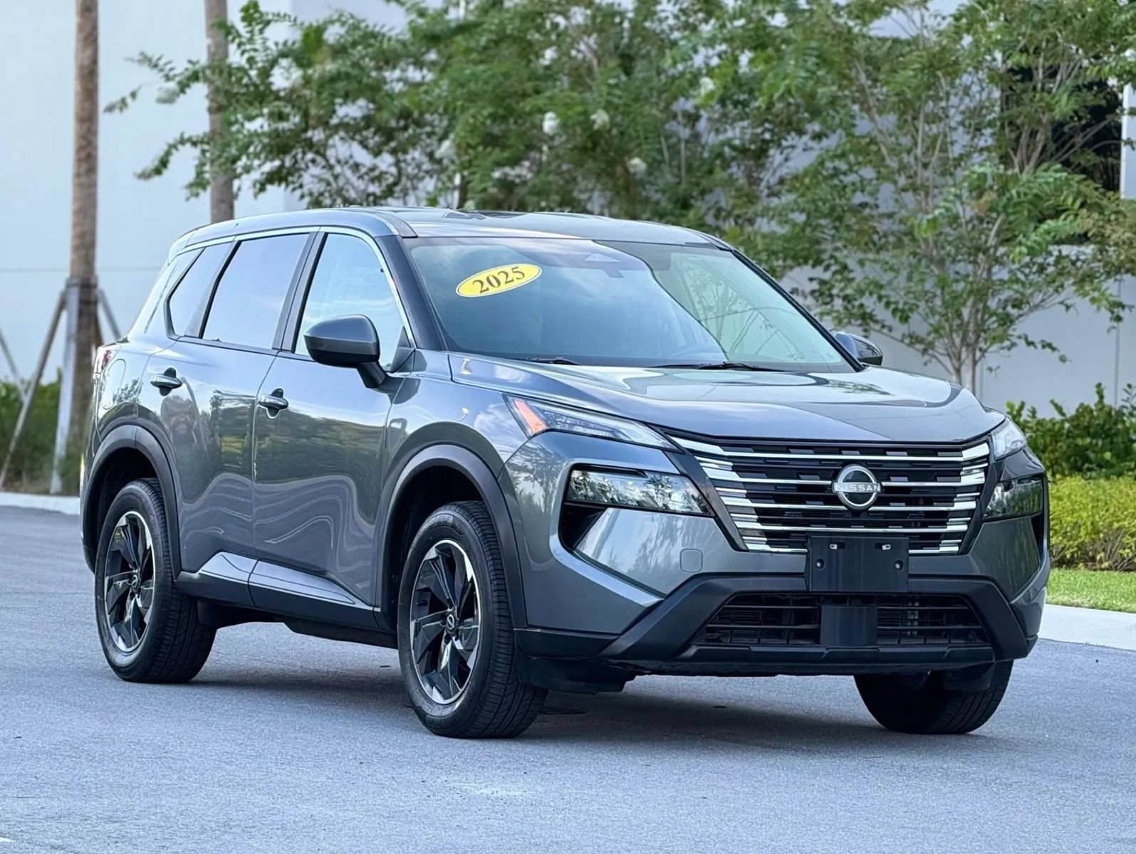 Used 2025 Nissan Rogue SV FWD image 1