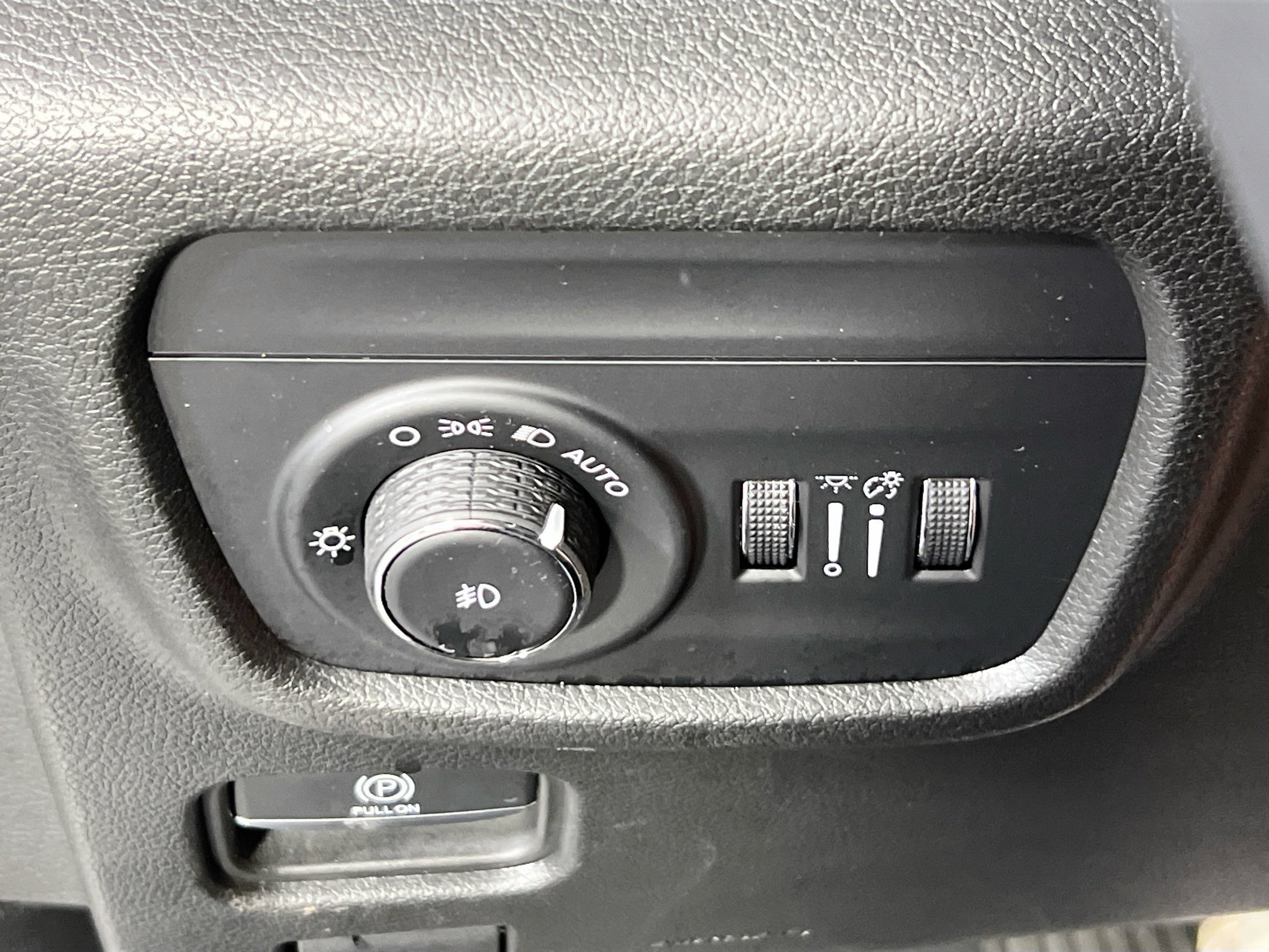 Used 2023 Jeep Grand Cherokee Limited w/ Black Appearance Package AWD/4WD image 10