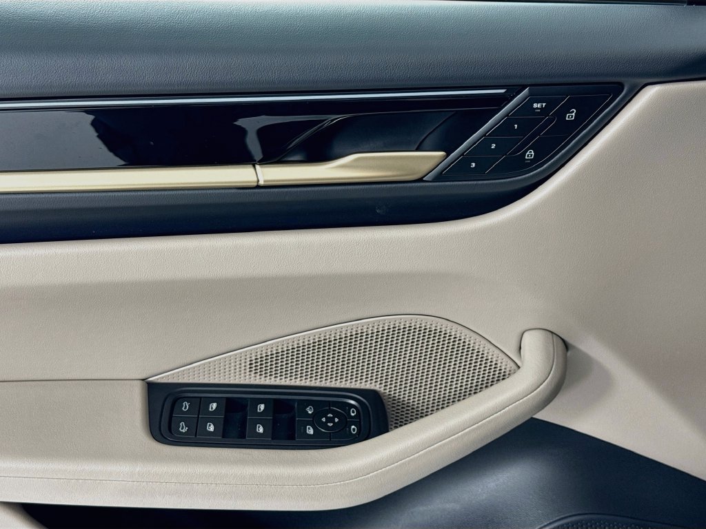Certified 2025 Porsche Macan Electric RWD image 11