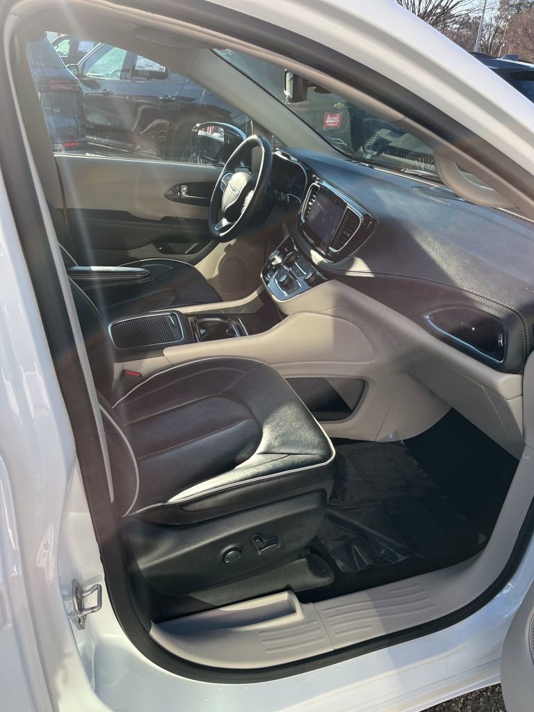 Used 2023 Chrysler Pacifica Limited image 39