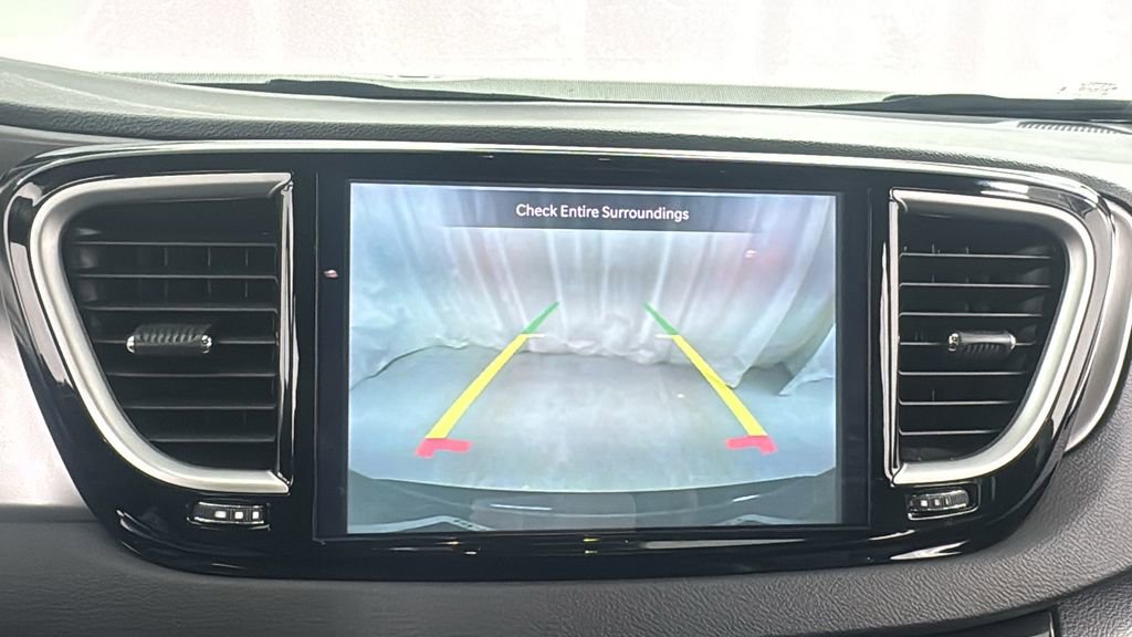 Used 2025 Chrysler Pacifica Select image 28