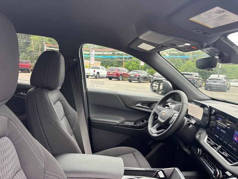 Used 2025 Chevrolet Equinox LT w/ Safety and Technology Package image 16