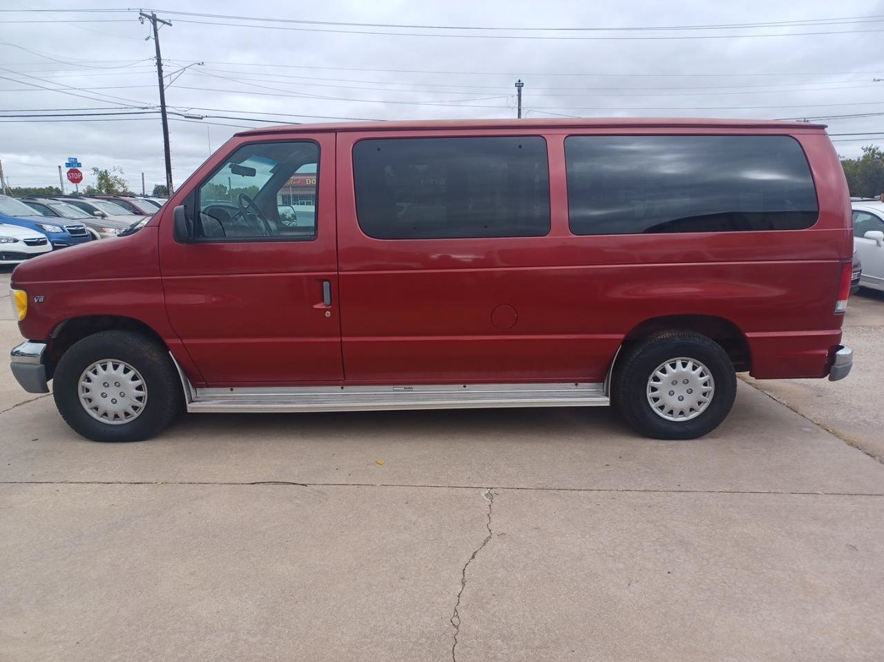 Used 1999 Ford E-150 and Econoline 150 Wagon RWD image 10