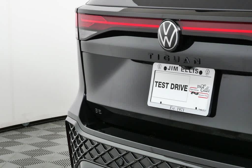 Certified 2025 Volkswagen Tiguan SE R-Line FWD image 35