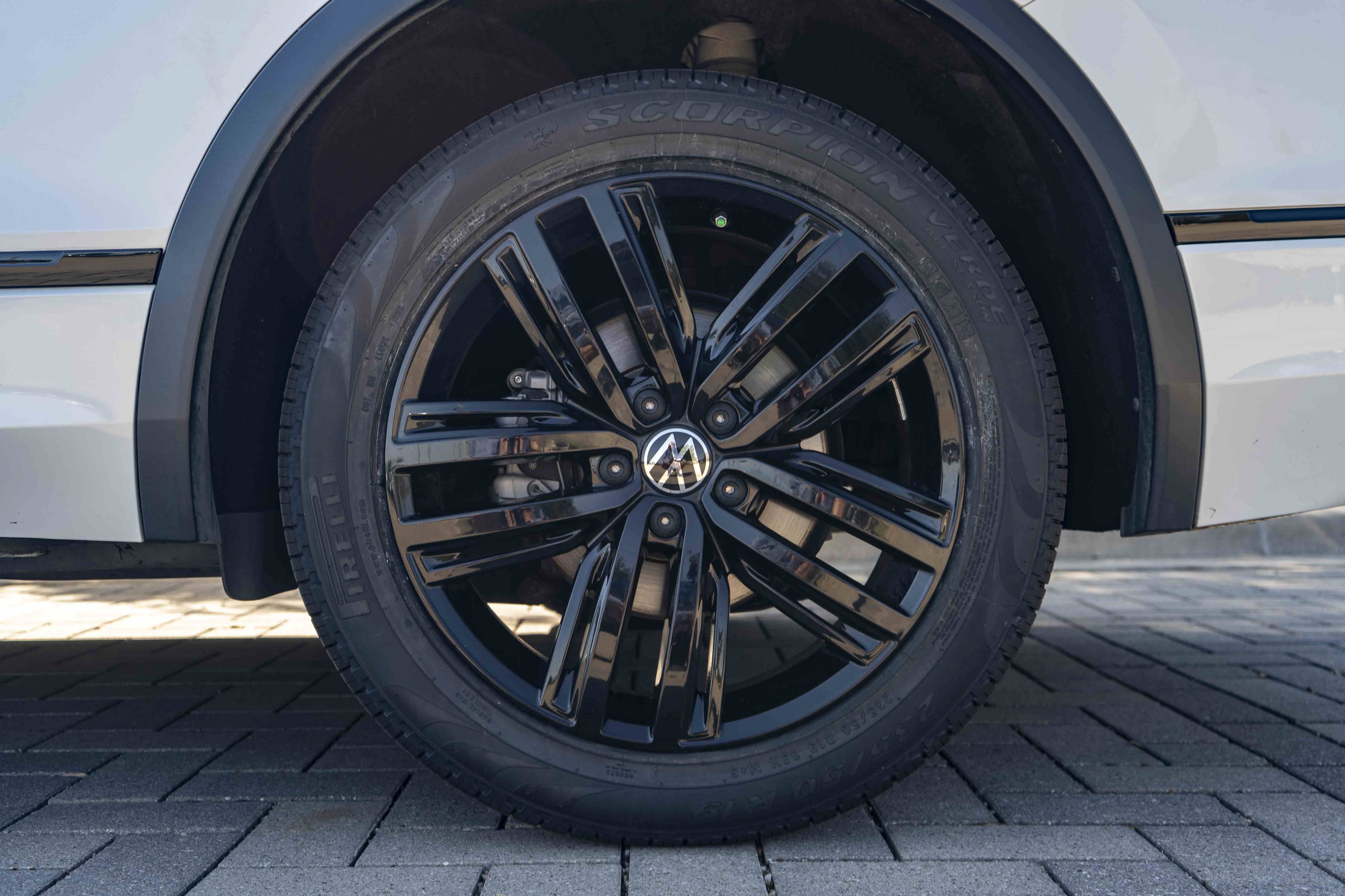 Certified 2022 Volkswagen Tiguan SE R-Line FWD image 14