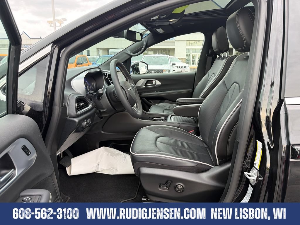 Used 2026 Chrysler Pacifica Limited FWD image 9