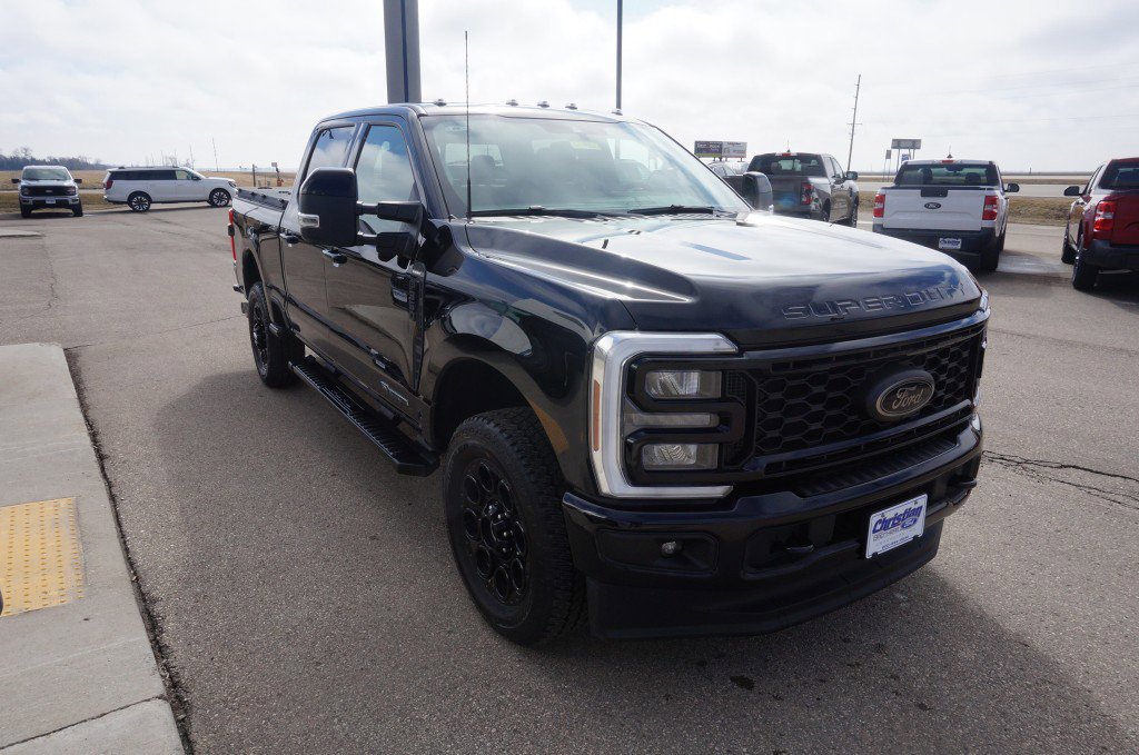 Used 2025 Ford F350 Lariat w/ Black Appearance Package AWD/4WD image 8