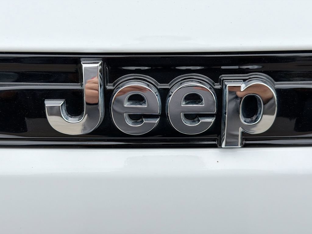 Used 2023 Jeep Grand Cherokee Limited w/ Luxury Tech Group II RWD image 12