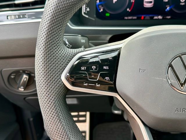 Used 2024 Volkswagen Tiguan SEL R-Line image 36