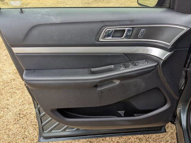 Used 2016 Ford Explorer XLT w/ Equipment Group 202A image 12