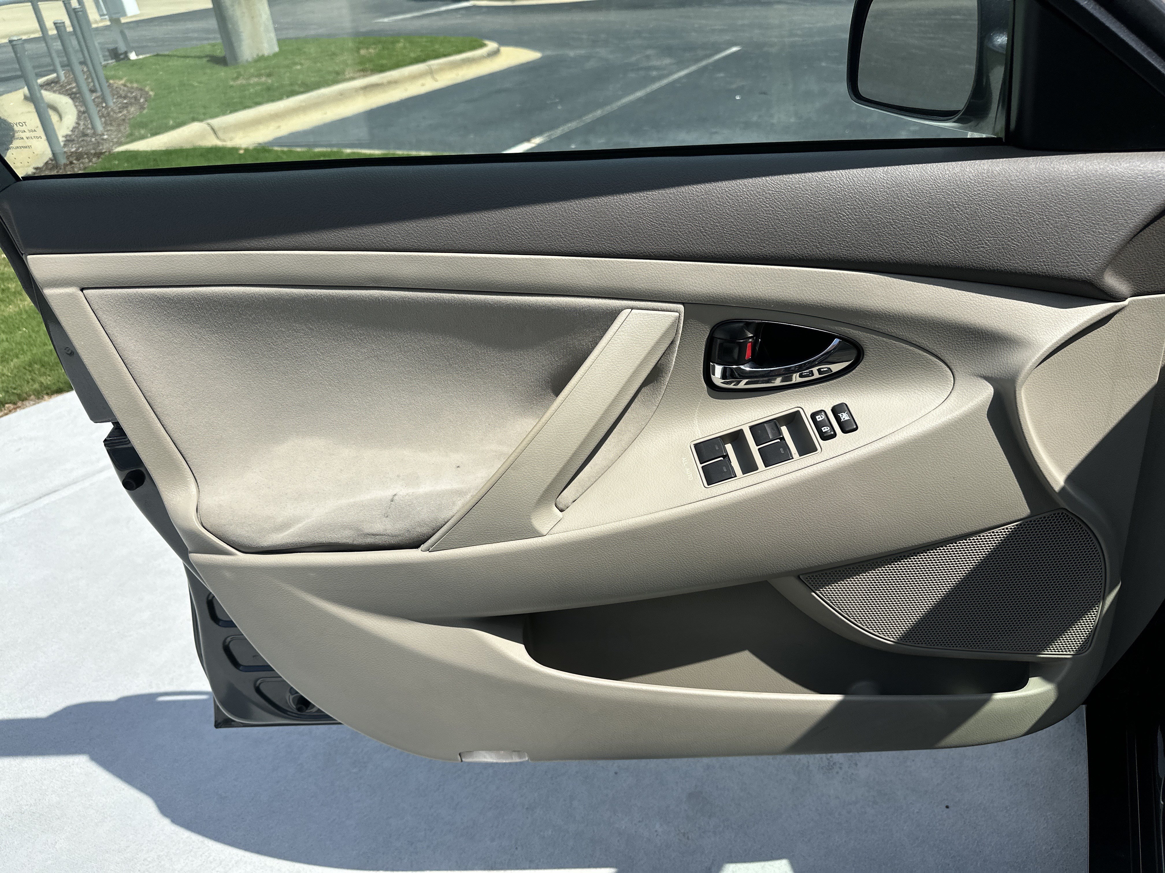 Used 2010 Toyota Camry LE FWD image 14