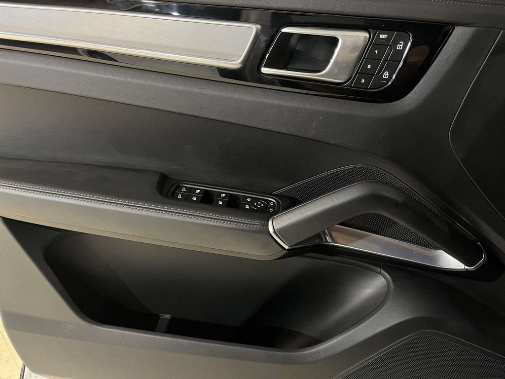 Certified 2023 Porsche Cayenne Turbo AWD/4WD image 36