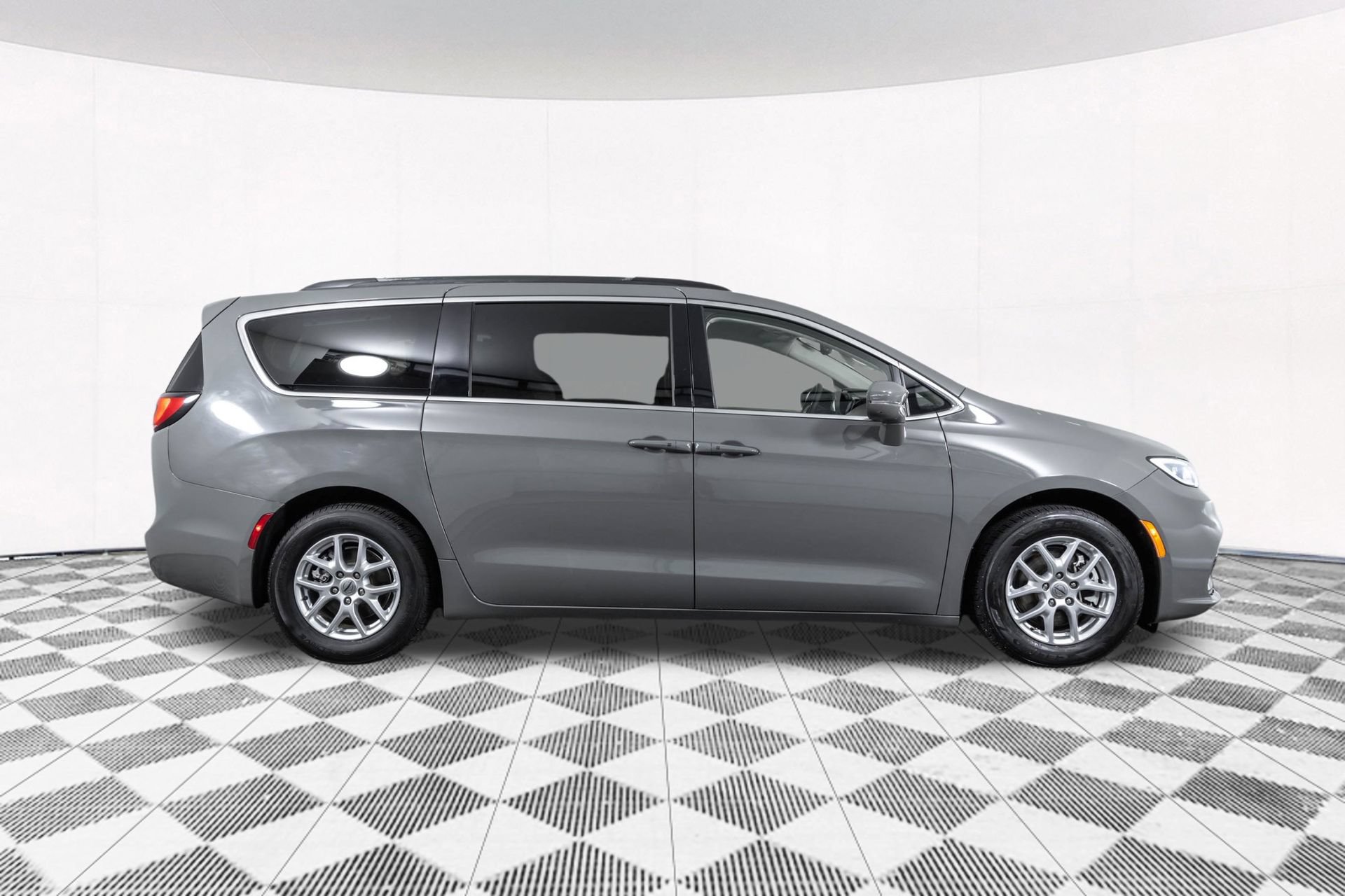 Used 2022 Chrysler Pacifica Touring-L FWD image 19