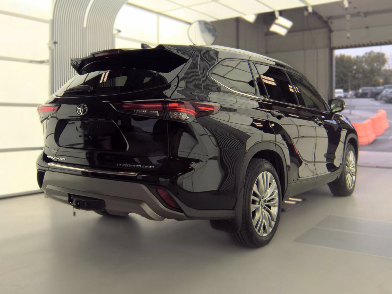 Used 2024 Toyota Highlander Platinum AWD/4WD image 5