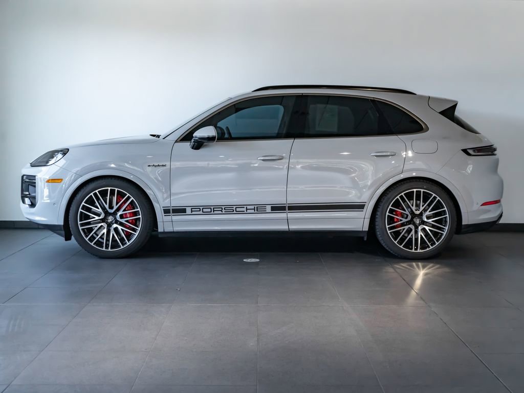 Certified 2025 Porsche Cayenne Turbo image 2