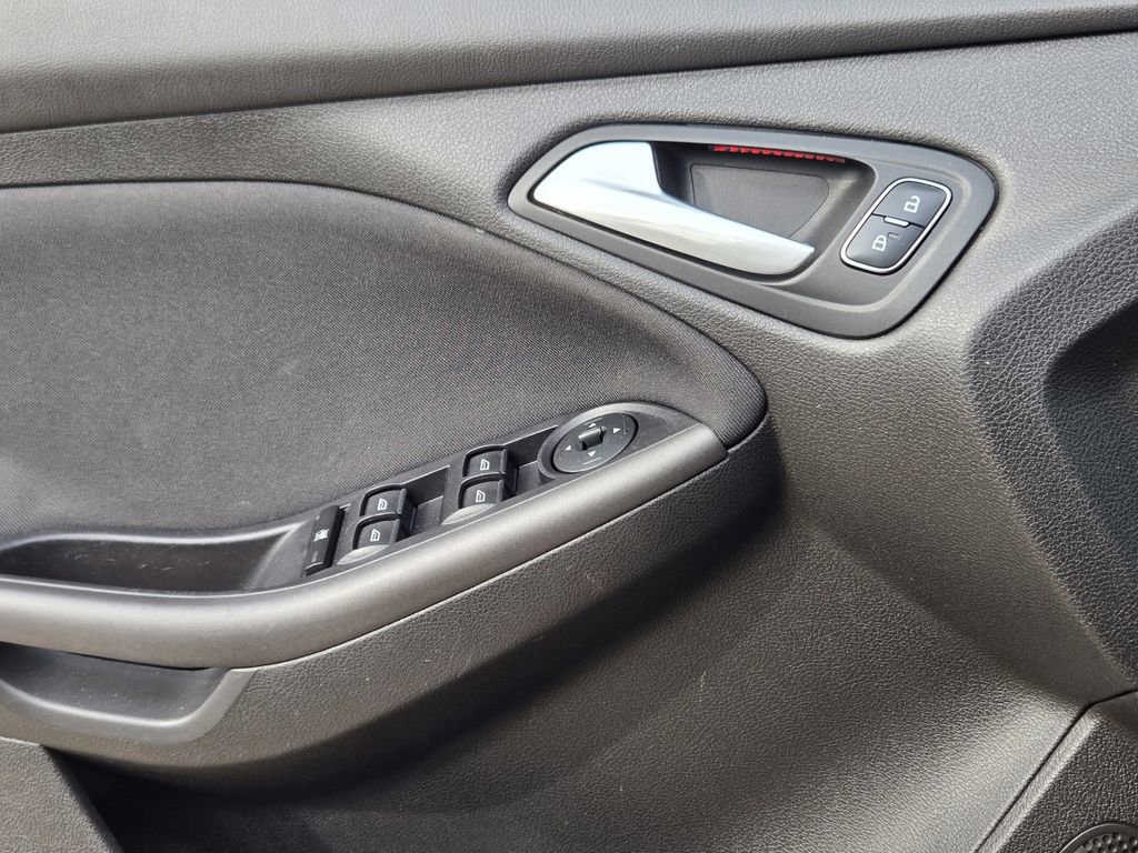 Used 2015 Ford Focus SE w/ Equipment Group 201A image 27