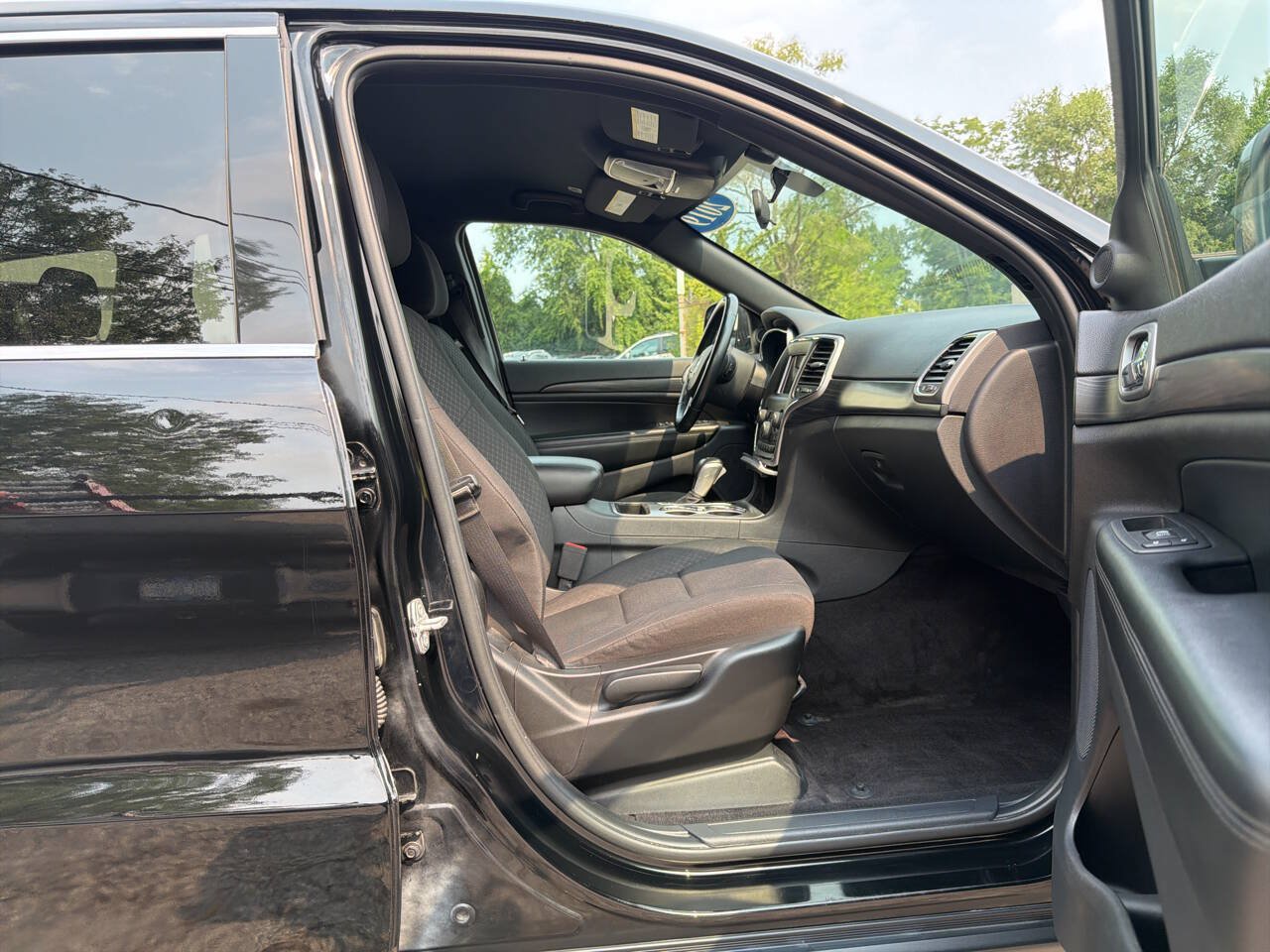Used 2019 Jeep Grand Cherokee Laredo AWD/4WD image 29