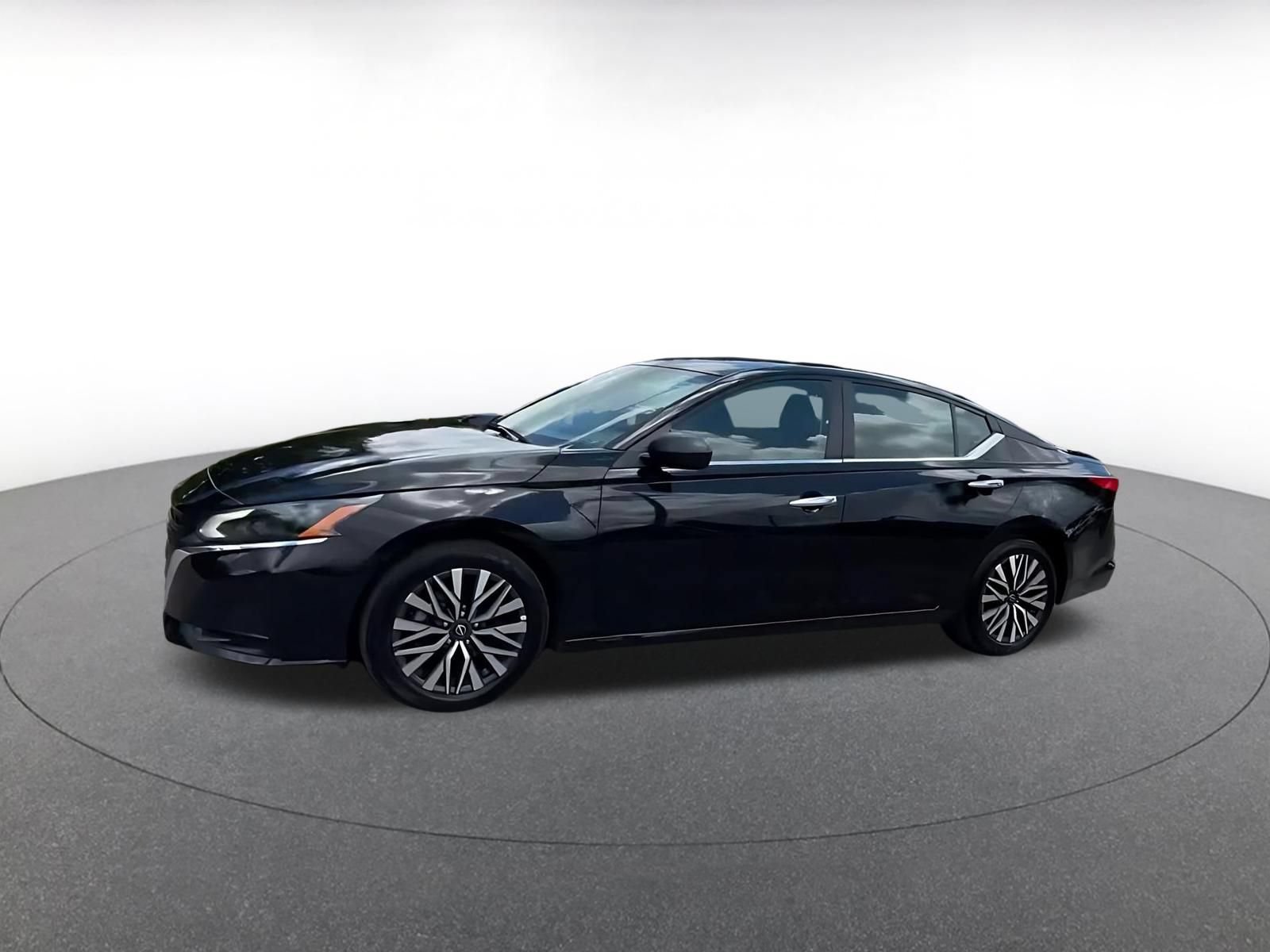 Used 2025 Nissan Altima 2.5 SV FWD image 8