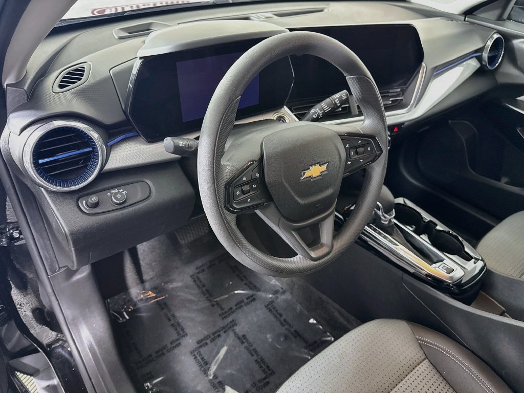 Used 2025 Chevrolet Trax LT w/ Sunroof Package FWD image 17