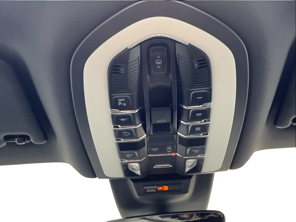 Used 2022 Porsche Macan AWD/4WD image 43