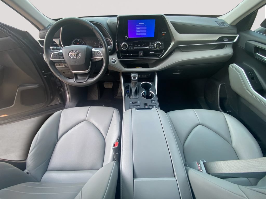 Used 2023 Toyota Highlander XLE AWD/4WD image 10