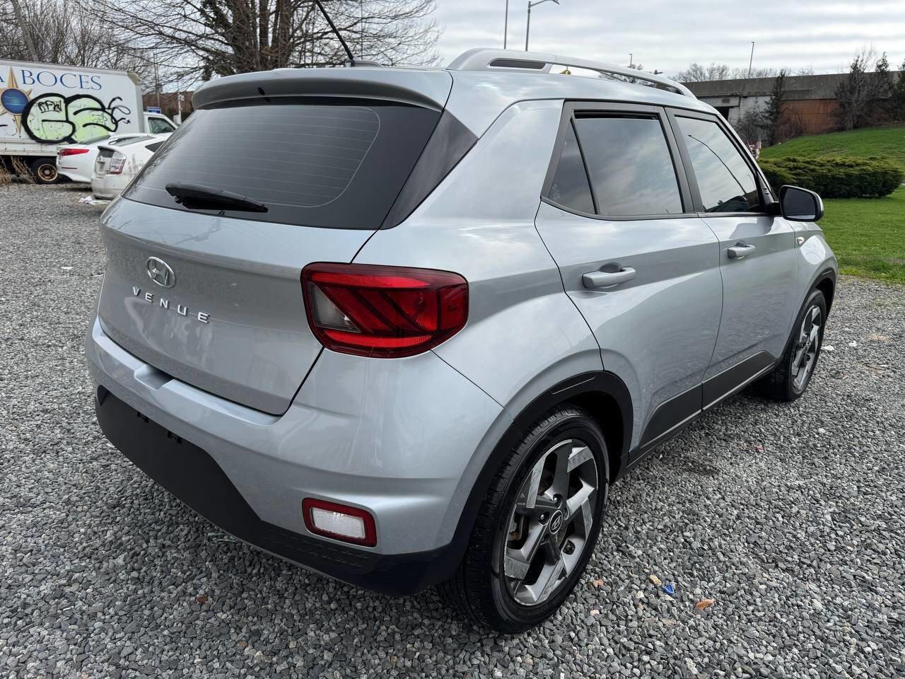 Used 2023 Hyundai Venue SEL image 5