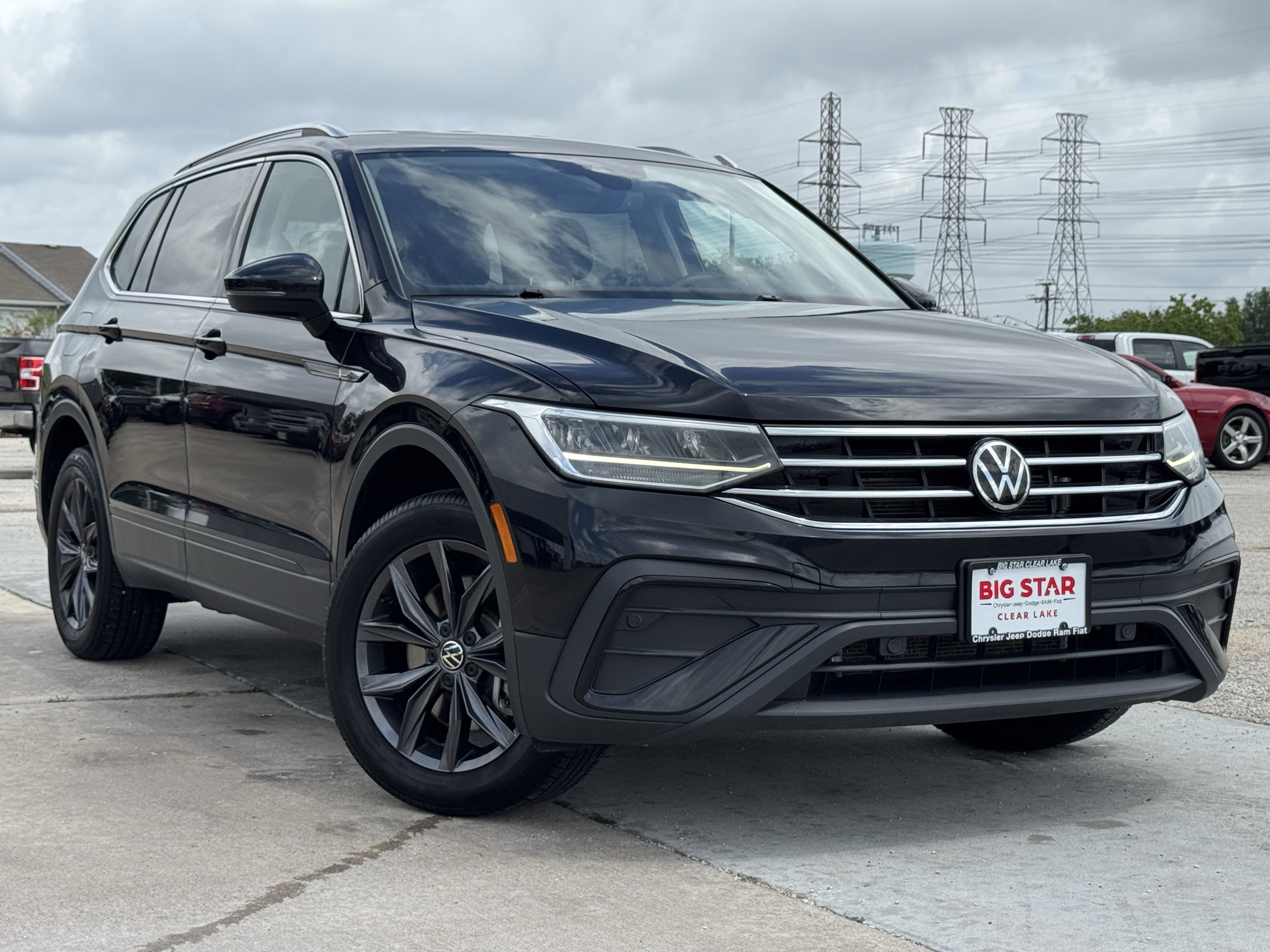 Used 2024 Volkswagen Tiguan SE FWD image 2