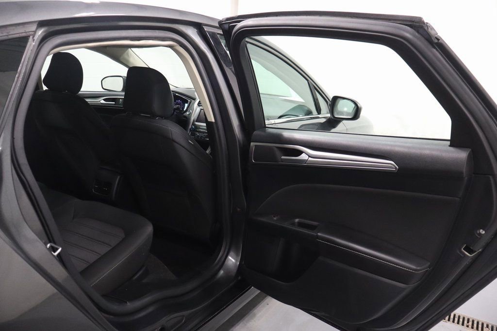 Used 2020 Ford Fusion SE image 16
