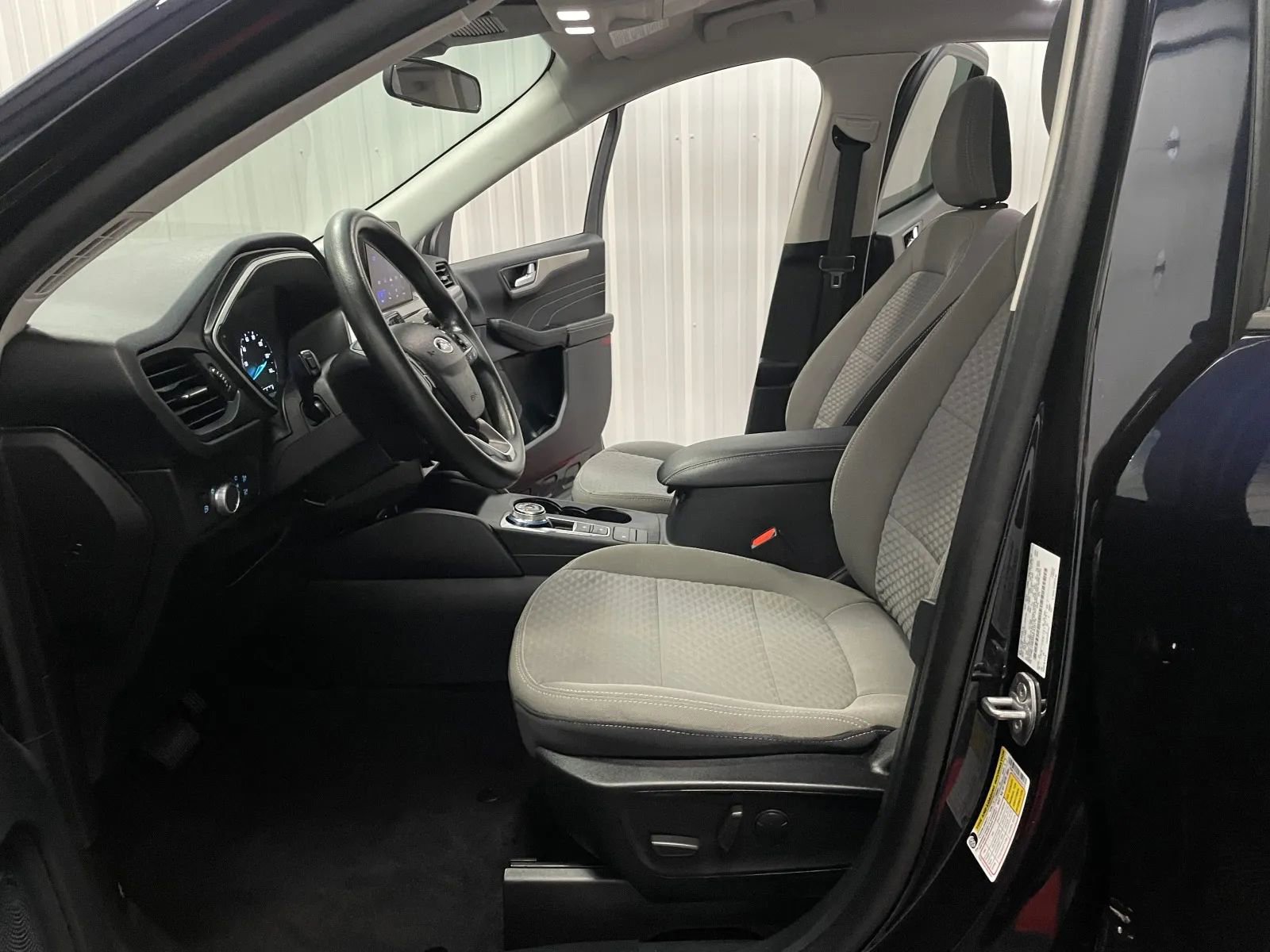 Used 2021 Ford Escape SE image 34
