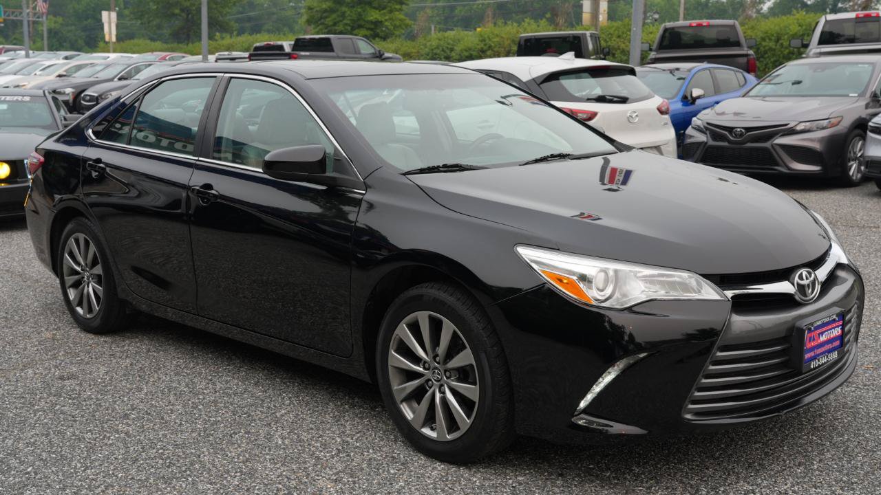 Used 2017 Toyota Camry XLE w/ Moonroof Package FWD image 3