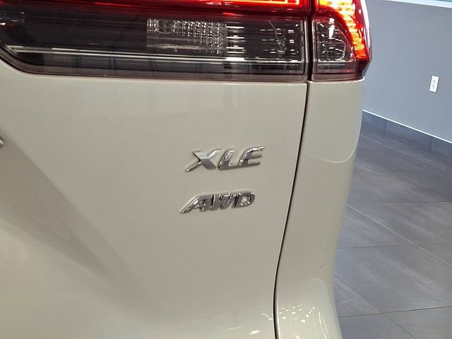 Used 2023 Toyota Corolla Cross XLE image 30