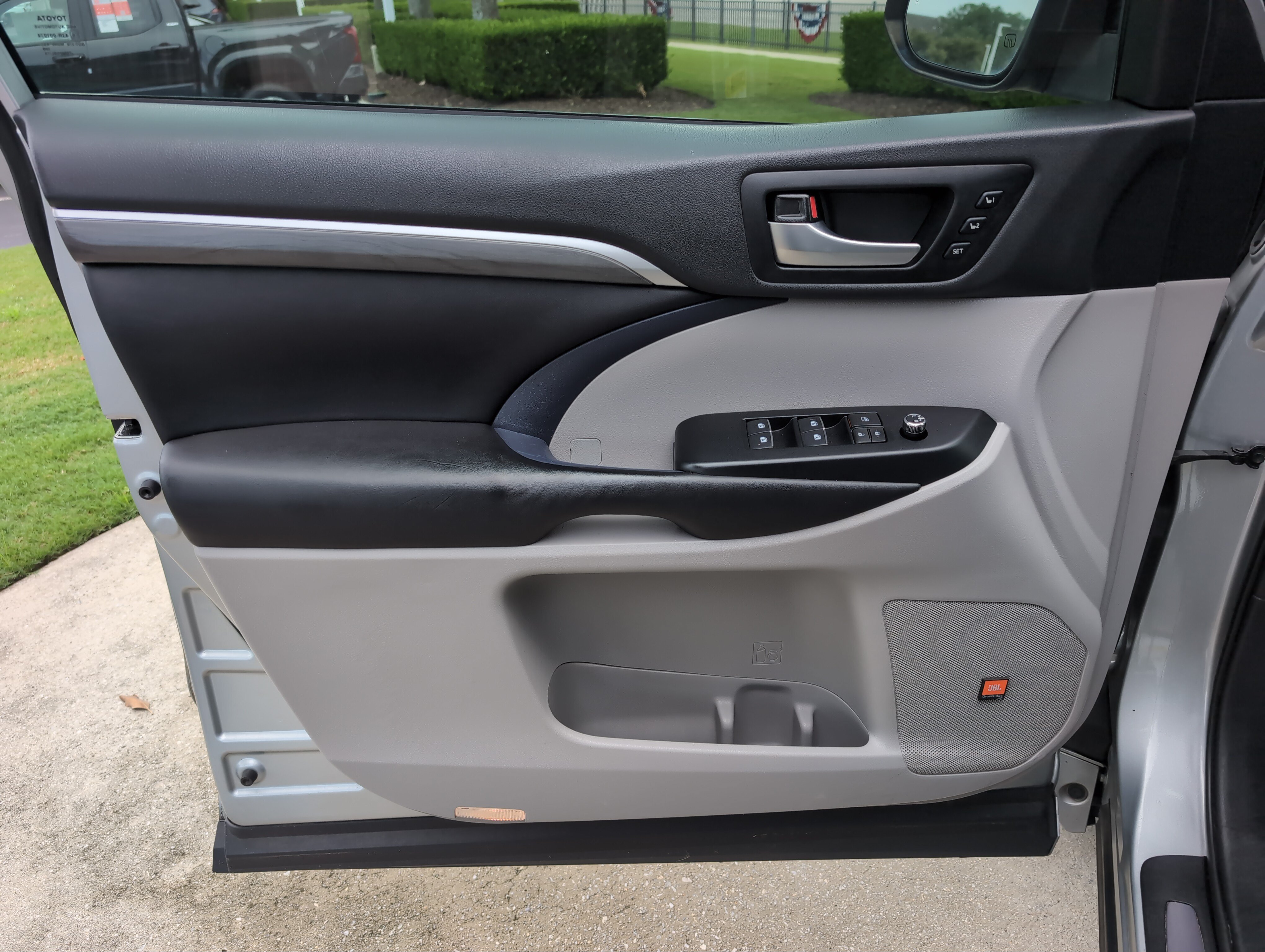 Used 2019 Toyota Highlander Limited Platinum FWD image 14