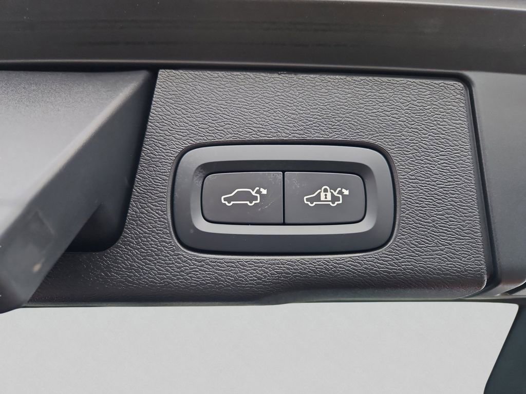 Used 2025 Volvo XC60 B5 Core image 24