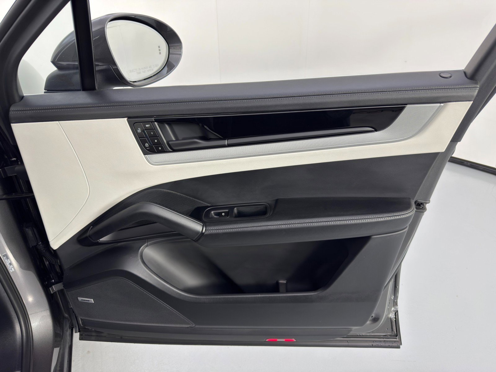 Used 2024 Porsche Cayenne w/ Technology Package image 48