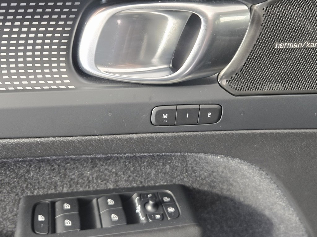 Certified 2023 Volvo XC40 B5 Ultimate w/ Climate Package image 18