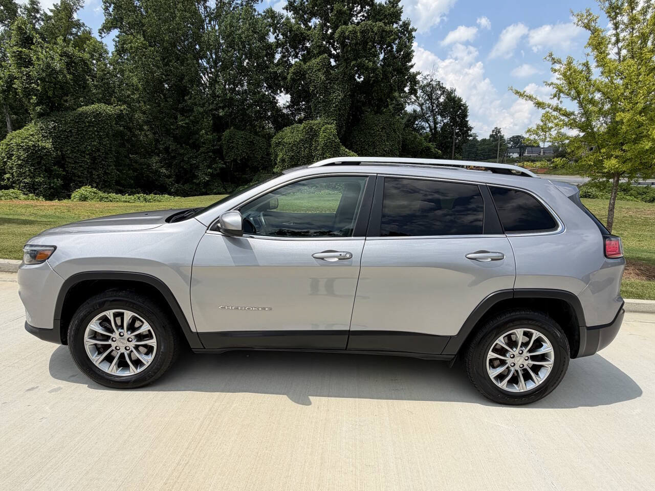 Used 2019 Jeep Cherokee Latitude Plus AWD/4WD image 8